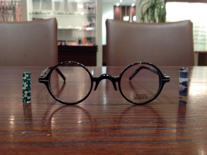 1OO1メガネとコーヒーと・・・。