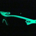 暗闇に光る物体