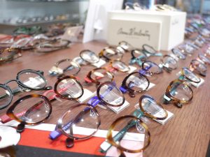Visioの店頭にメガネが並ぶまで