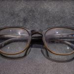 メガネのフレームが白くなるのはなぜ？キレイにするには？