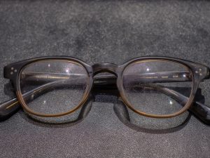 メガネのフレームが白くなるのはなぜ？キレイにするには？