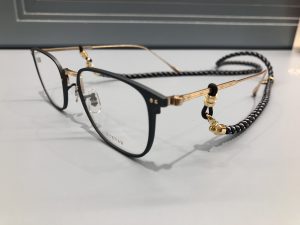 周辺グッズでおしゃれを楽しもう！カラフルなメガネ小物たち