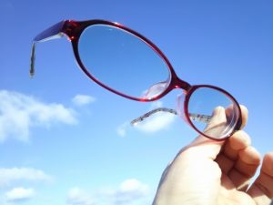 メガネのレンズ、さわったらダメって本当？