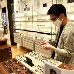 【スタッフインタビュー】初めてメガネを作ってから10年、僕はその店の店員になりました(前編)