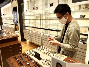 【スタッフインタビュー】初めてメガネを作ってから10年、僕はその店の店員になりました（前編）