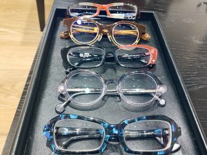 メガネはいくつ持つのが正解？使い分けはどうする？