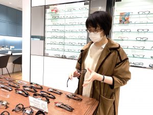 【スタッフインタビュー】求人は出ていなかったけど、突撃して入社しました。メガネ大好きなんです。