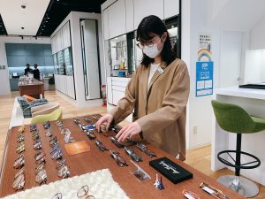 【スタッフインタビュー】メガネが好き、でもそれ以上に人が好き。最年少スタッフの挑戦。