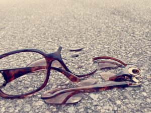 メガネが壊れた、曲がった、折れた…トラブル対応はどうしたらいい？
