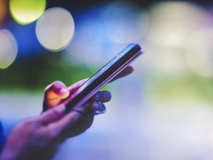 スマホ老眼って何？！メガネ屋が考える傾向と対策