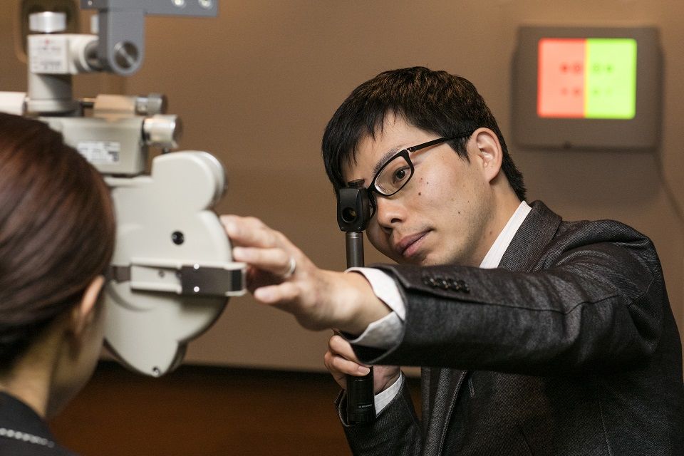 松岡課長_検眼風景