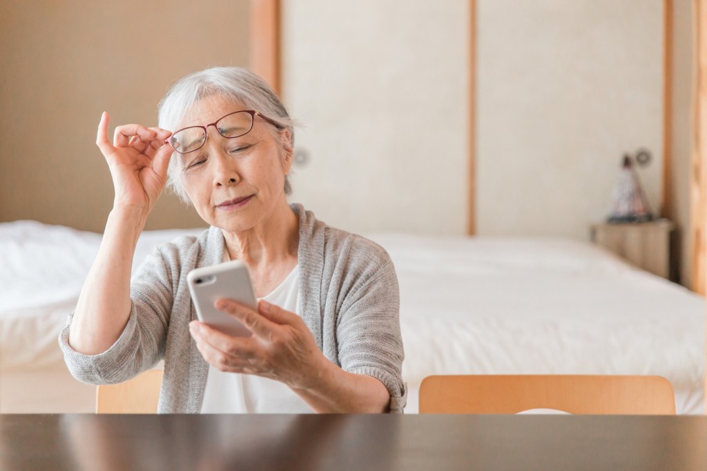 老眼女性_イメージ